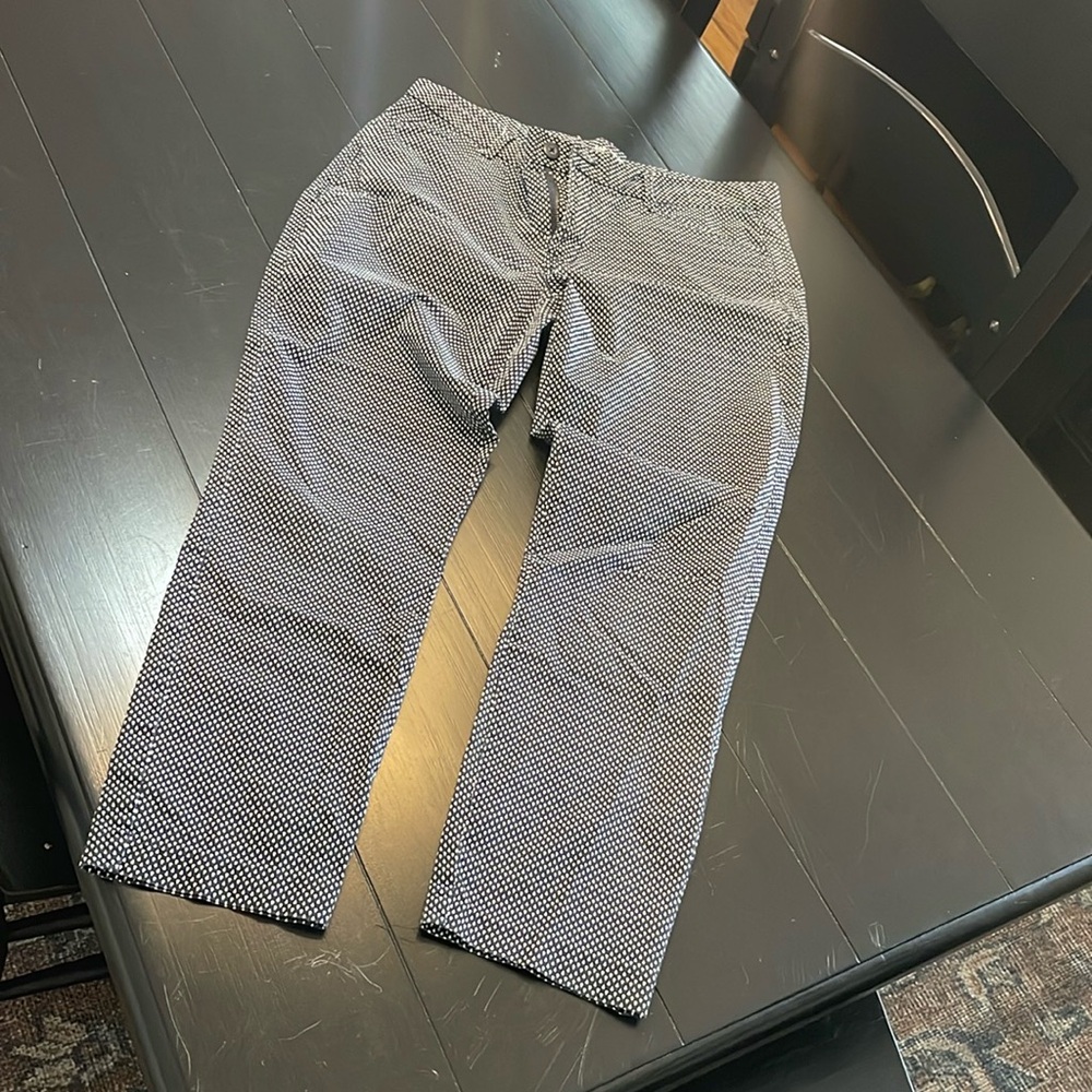 GAP women’s khaki slim city size 6R; navy with white design